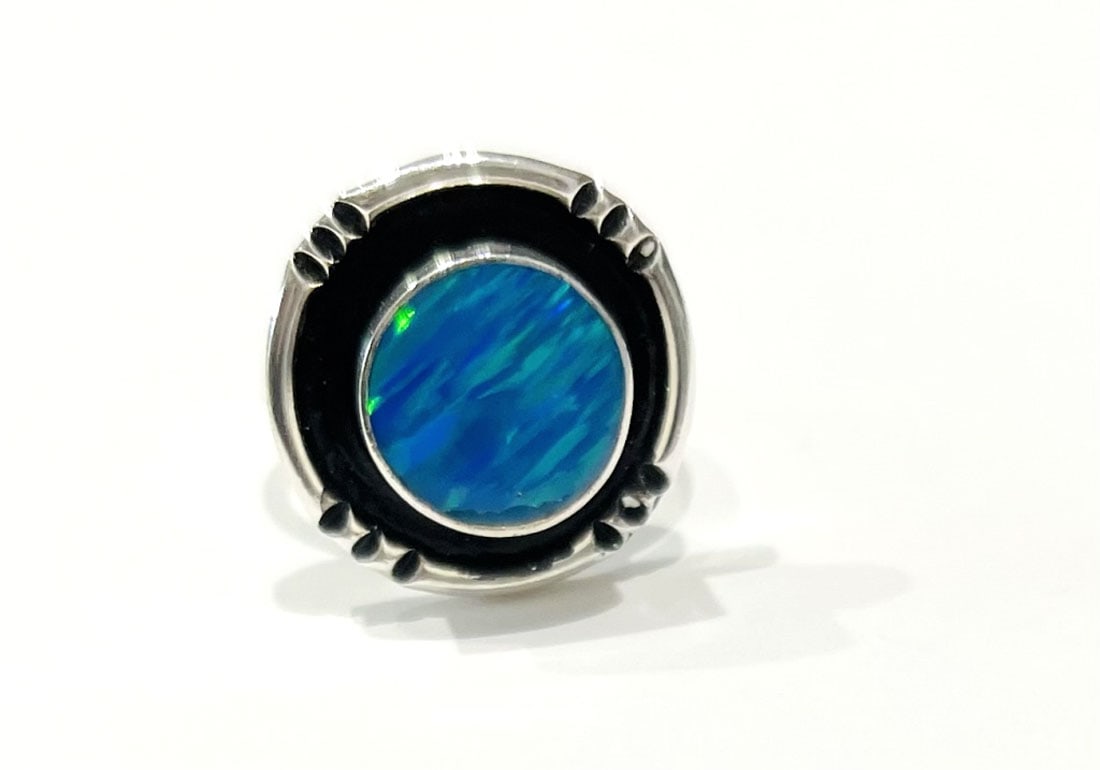 LOVELY BLUE FIRE OPAL ROUND STERLING RING (1 of 2)