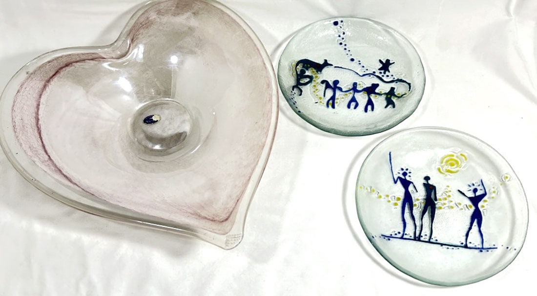 ART GLASS HEART BOWL AND MATISSE PLATES: 8-12" EACH MINT CONDITION
