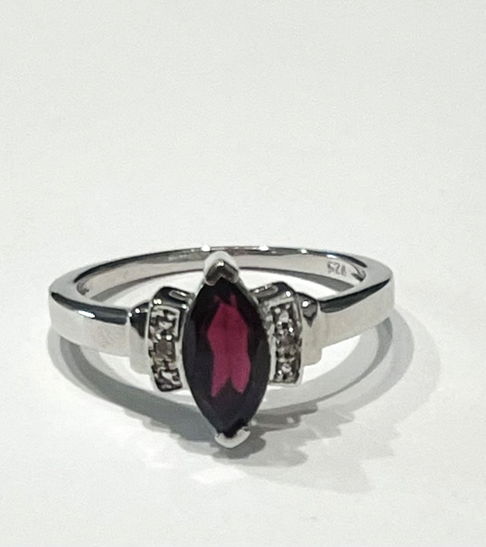 PRETTY MARQUIS CUT GARNET 1CT ESTATE RING (1 of 1)
