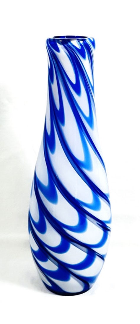 OUTSTANDING BLUE /WHITE GLASS SWIRL PATTERN VASE (1 of 1)