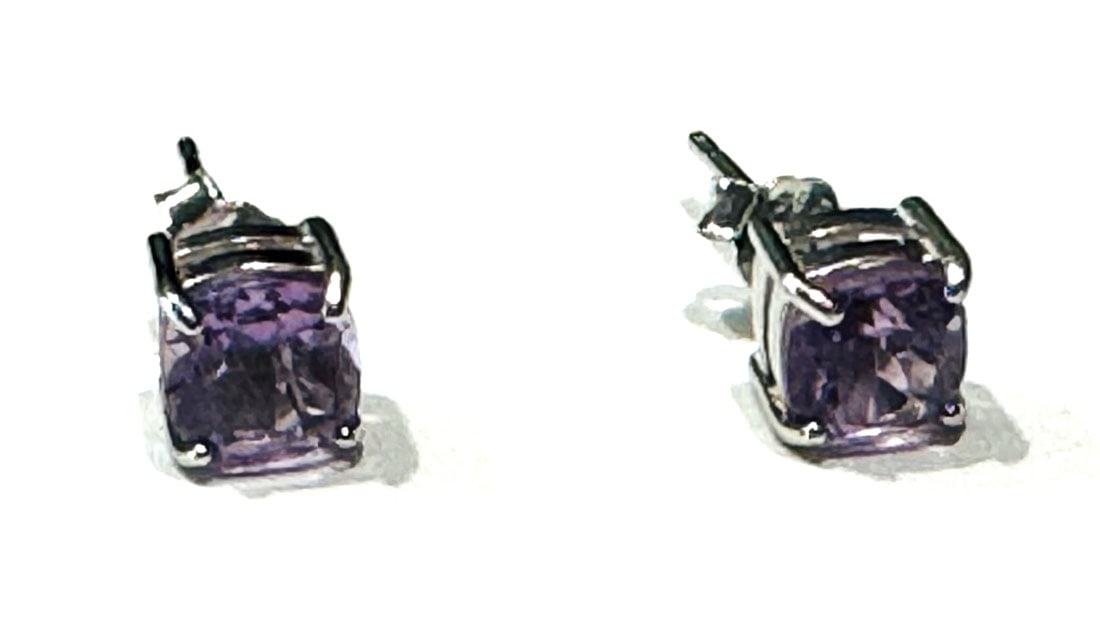 GORGEOUS LAVENDER AMETHYST 1CT EARRINGS (1 of 1)