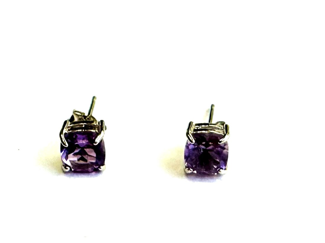 PRETTY LAVENDER AMETHYST 1CT SOLITAIRE EARRINGS (1 of 1)