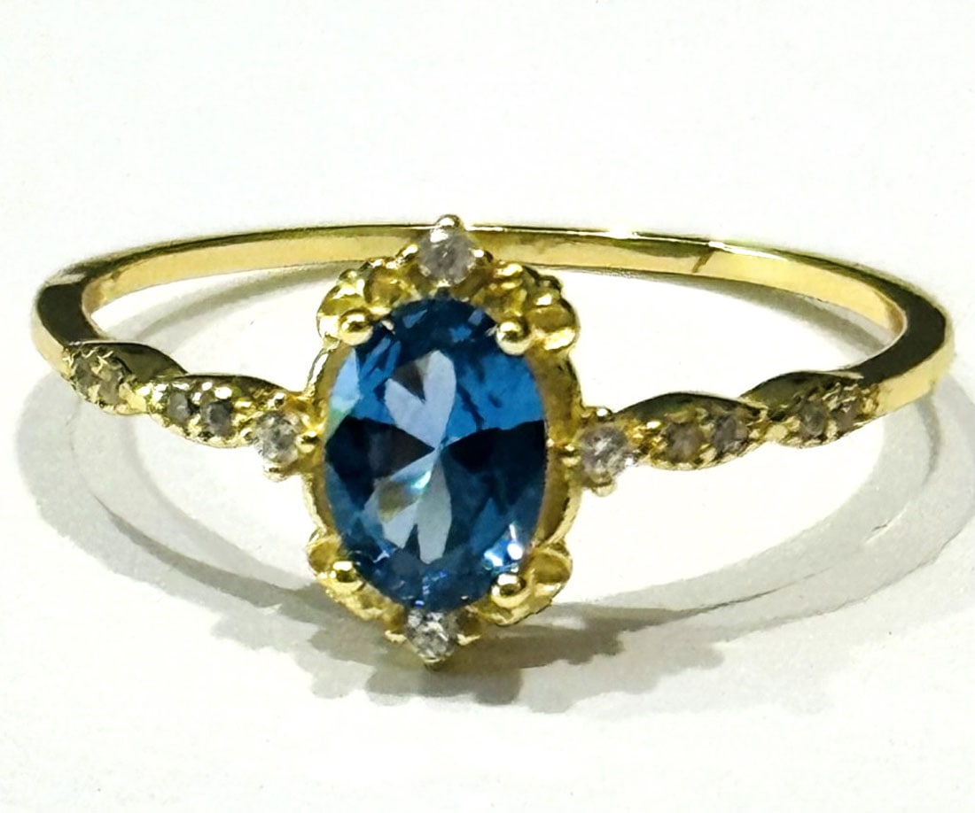 SPLENDID TURQUOISE QUARTZ OVAL SOLITAIRE RING (1 of 1)