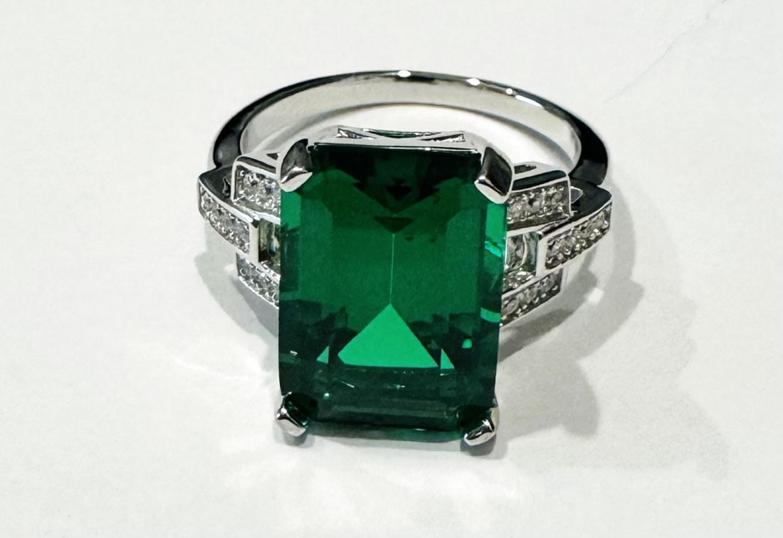 FANTASTIC EMERALD GREEN QUARTZ 6CT COCKTAIL RING (1 of 2)