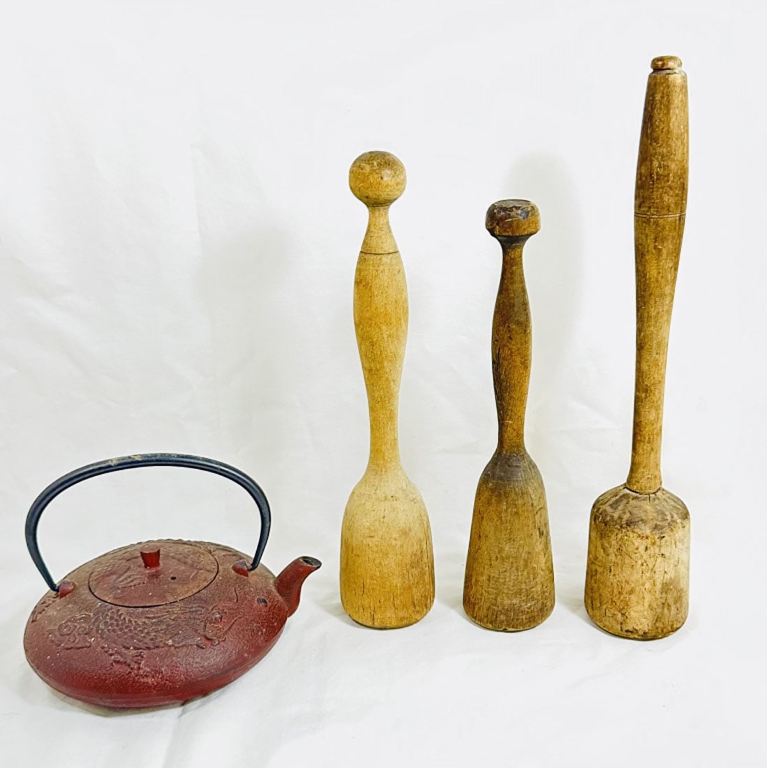 JOYCE CHEN CAST IRON TEAPOT/3 ANTIQUE WOOD MASHERS: GOOD CONDITION