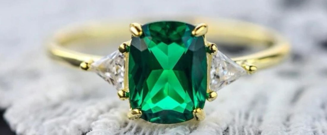 SHIMMERING 2CT EMERALD CZ STERLING RING (1 of 1)