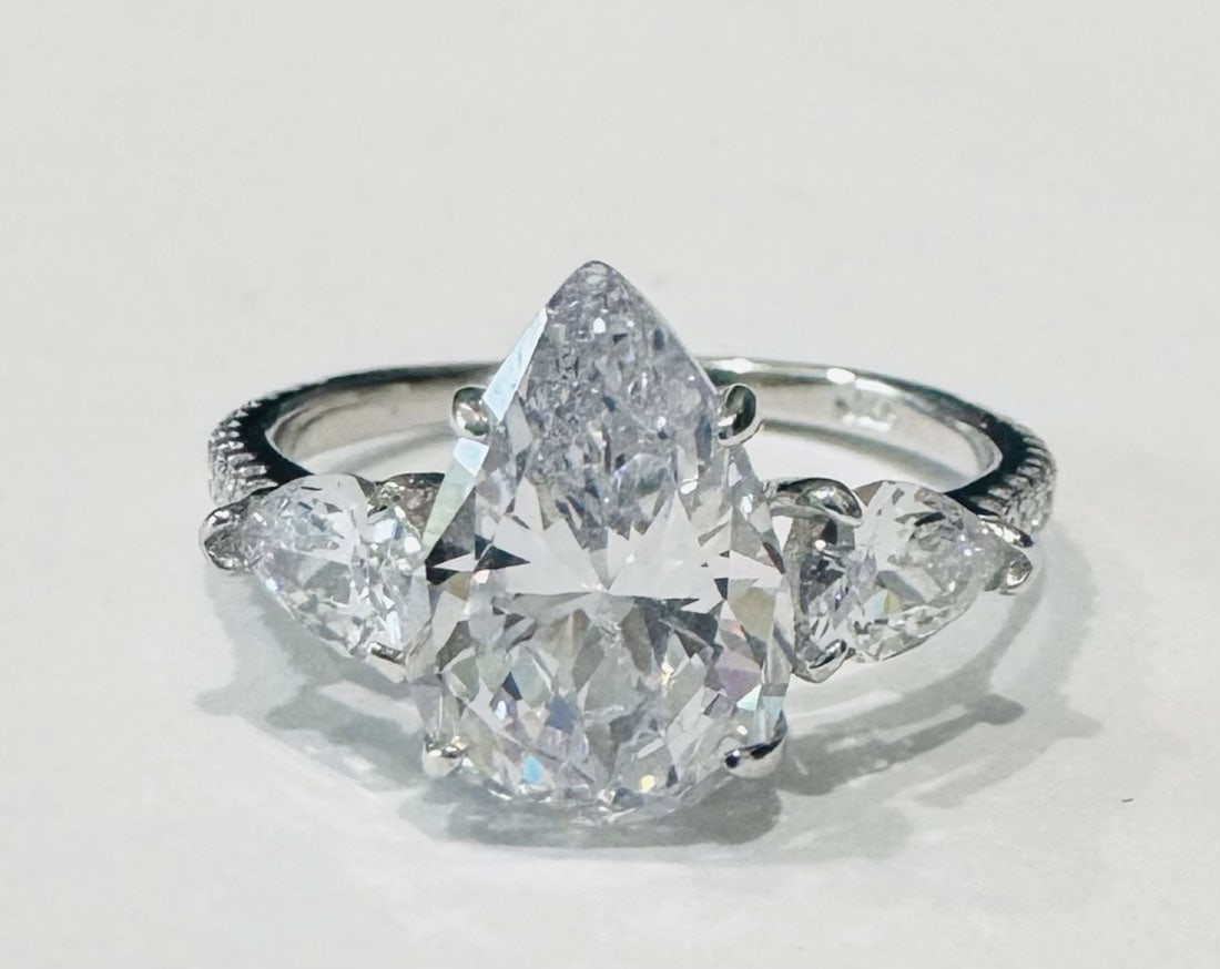OUTSTANDING 5CT CZ PEAR CUT ENGAGEMENT RING (1 of 1)