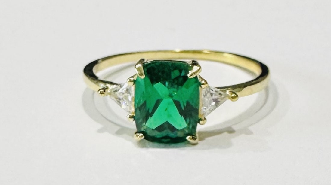 PRETTY 2CT EMERALD QUARTZ SOLITAIRE RING (1 of 1)