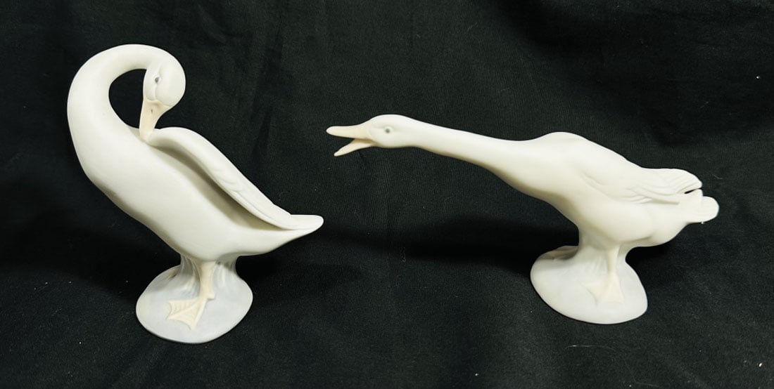LLADRO PAIR OF GEESE PORCELAIN BISQUE FIGURINES (1 of 1)