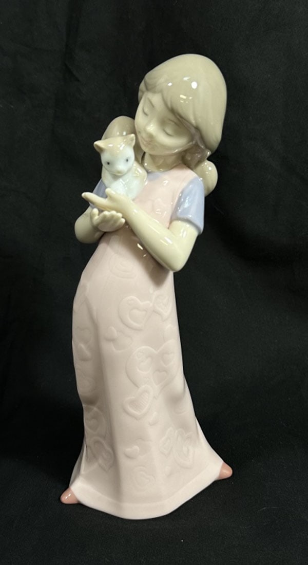 LLADRO NAO "KITTY CUDDLES" GIRL FIGURINE (1 of 1)