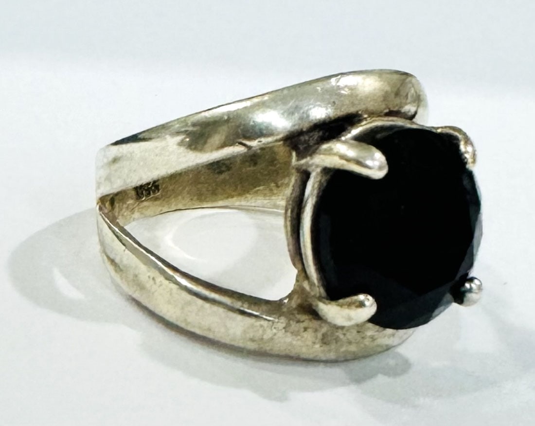 VINTAGE 5CT FACETED ONYX STERLING SILVER RING: SIZE 9