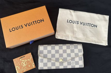 AUTHENTIC LOUIS VUITTON SARAH WALLET
