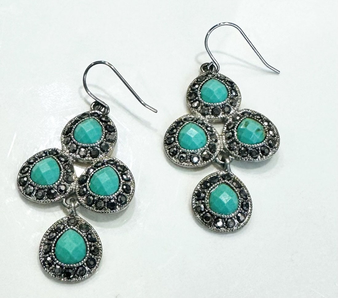 BEAUTIFUL TURQUOISE SILVER DANGLE EARRINGS (1 of 1)