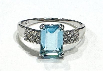 BEAUTIFUL BLUE TOPAZ 2CT BAGUETTE CUT RING