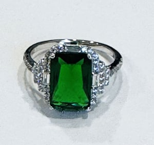 EXTRAORDINARY 10CT BAGUETTE EMERALD QUARTZ RING