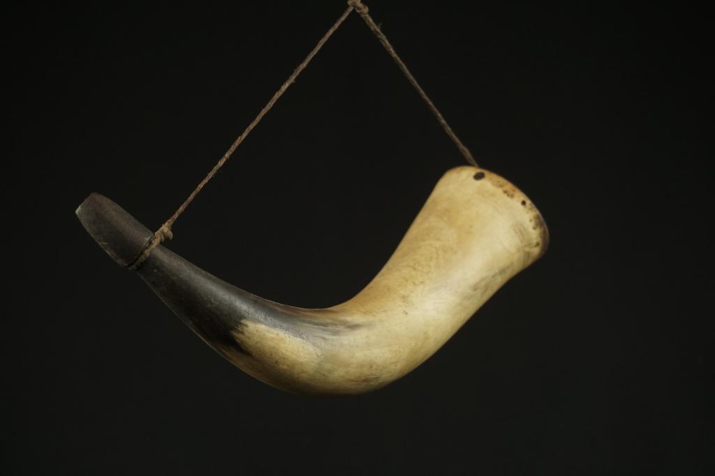 18th/19th Century Powder Horn 18th/19th c. powder horn (1 of 5)