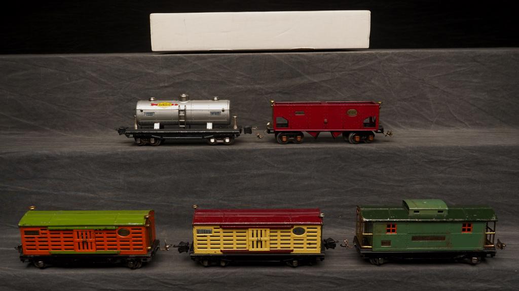 Five Vintage Lionel Cars.: Set includes 813 stock car, 816 hopper, 817 caboose, 813 stock, 815 tanker. Wear and scratches to most. C-4