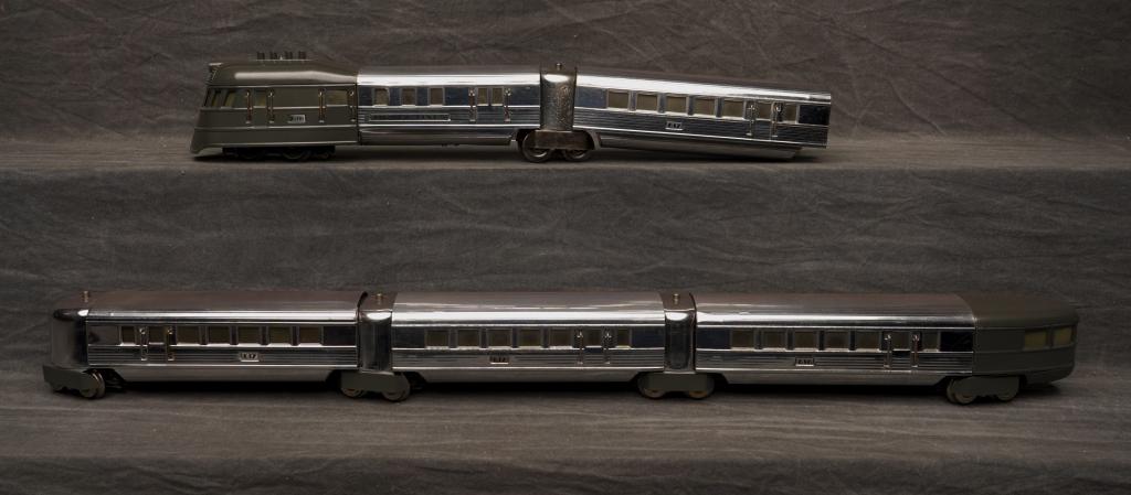 1935 Lionel 616 Diesel Streamliner No.267.: Set includes 616 diesel, three 617 coaches, 618 observation. Paint restored, chrome original.