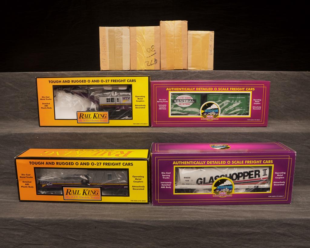 Set of 4 MTH Electric Train Cars.: Includes the crane tender, grasshopper II, New York Central, operating crane. Excellenet unused condition. C-10