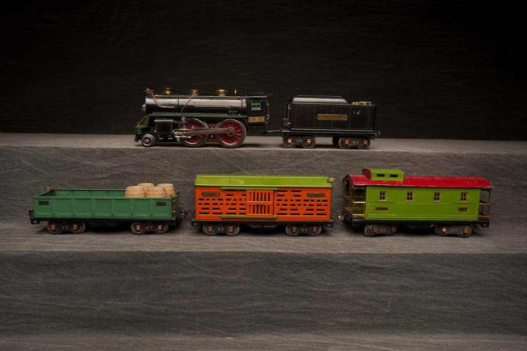 Lionel No.384 Steam Loco & Tender Train Set.: Set includes 384 steam, 384T tender, 512 gondola, 513 cattle car and 517 caboose. Set appears to be in good, original condition. C-6