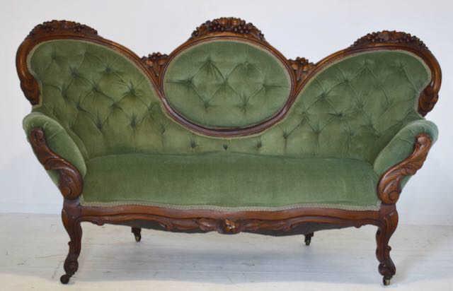 Very Good Carved Victorian Settee. (1 of 5)