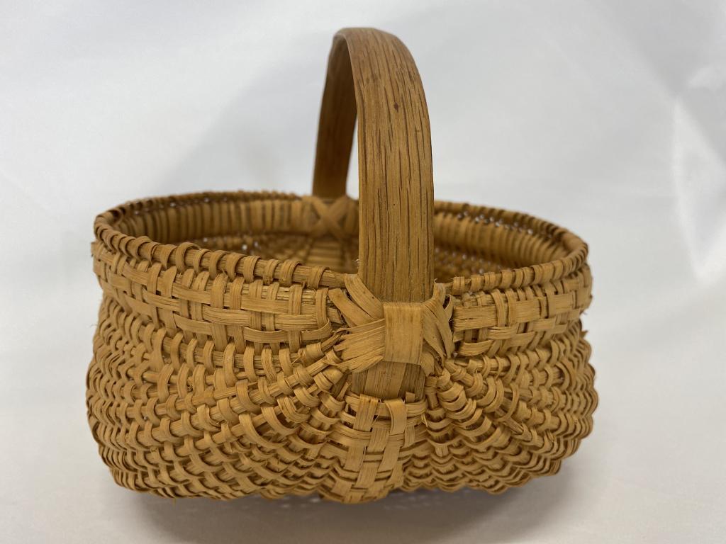 Early folk art splint oak buttocks basket. (1 of 2)