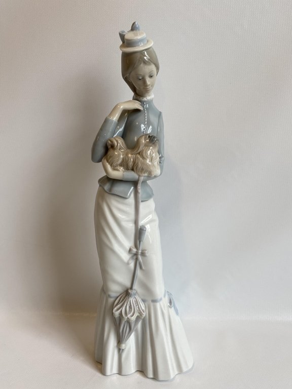 Lladro Walk with the Dog 4893 figurine. (1 of 5)