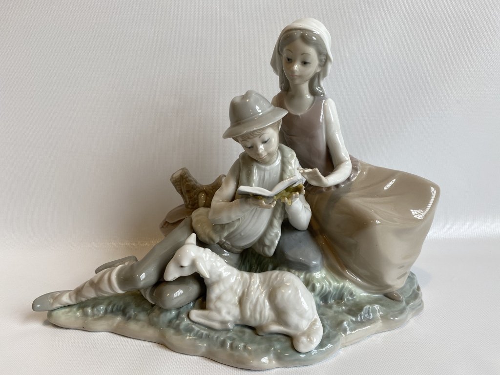Lladro Children Reading 4929. (1 of 11)