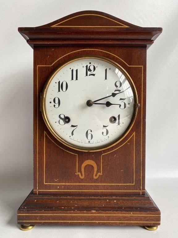 Antique Waterbury mantle clock. (1 of 10)