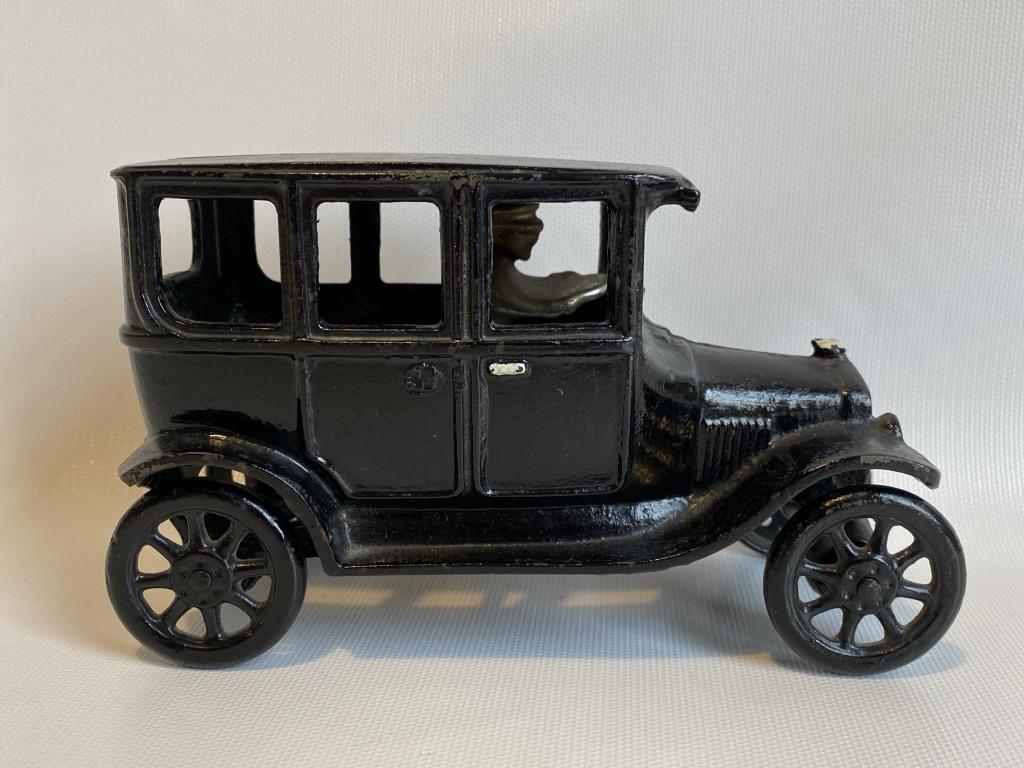Antique Arcade cast iron car. (1 of 5)