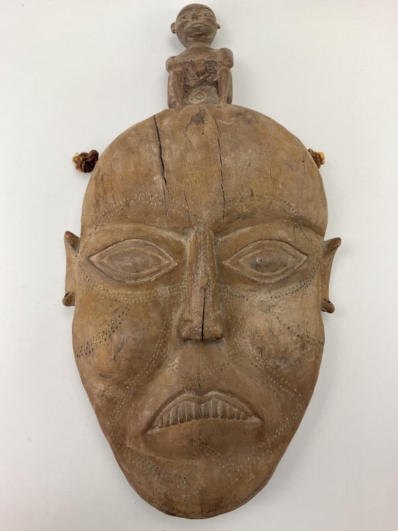 African Carved Wood Tribal Mask. (1 of 5)
