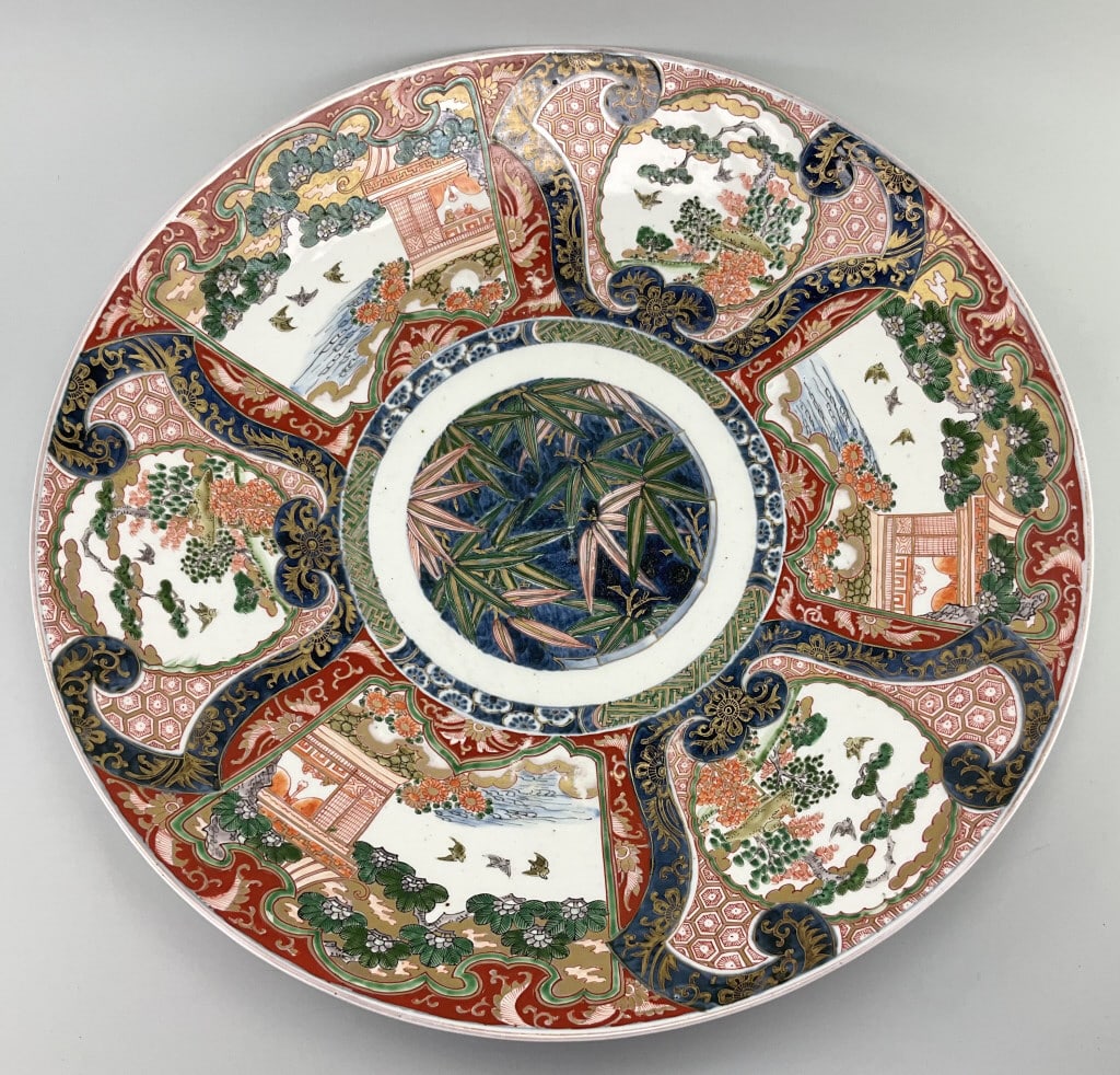 Large Japanese Imari Porcelain Charger. (1 of 7)