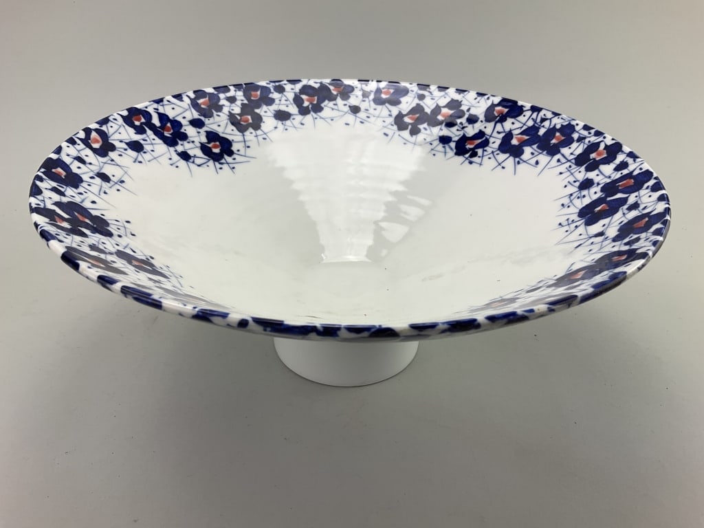 Chinese Export Porcelain Footed Bowl. (1 of 5)