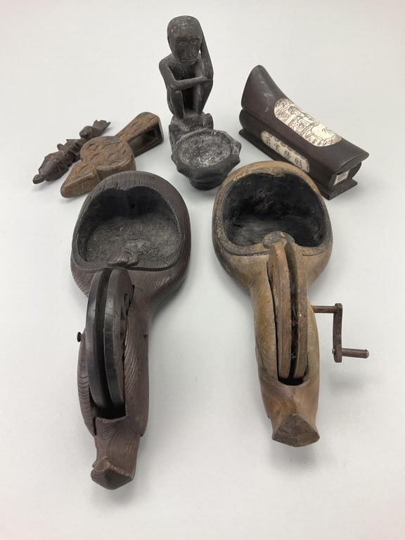 Japanese Carpenter’s Ink Pots & Trinkets.: Ink pots measure 9-10 inches long. 2 antique (Meiji-Taisho era) Japanese wood ink pots (Sumitsubo) carpentry tools. It is used for marking straight lines, It works by spooling a silk or cotton line th