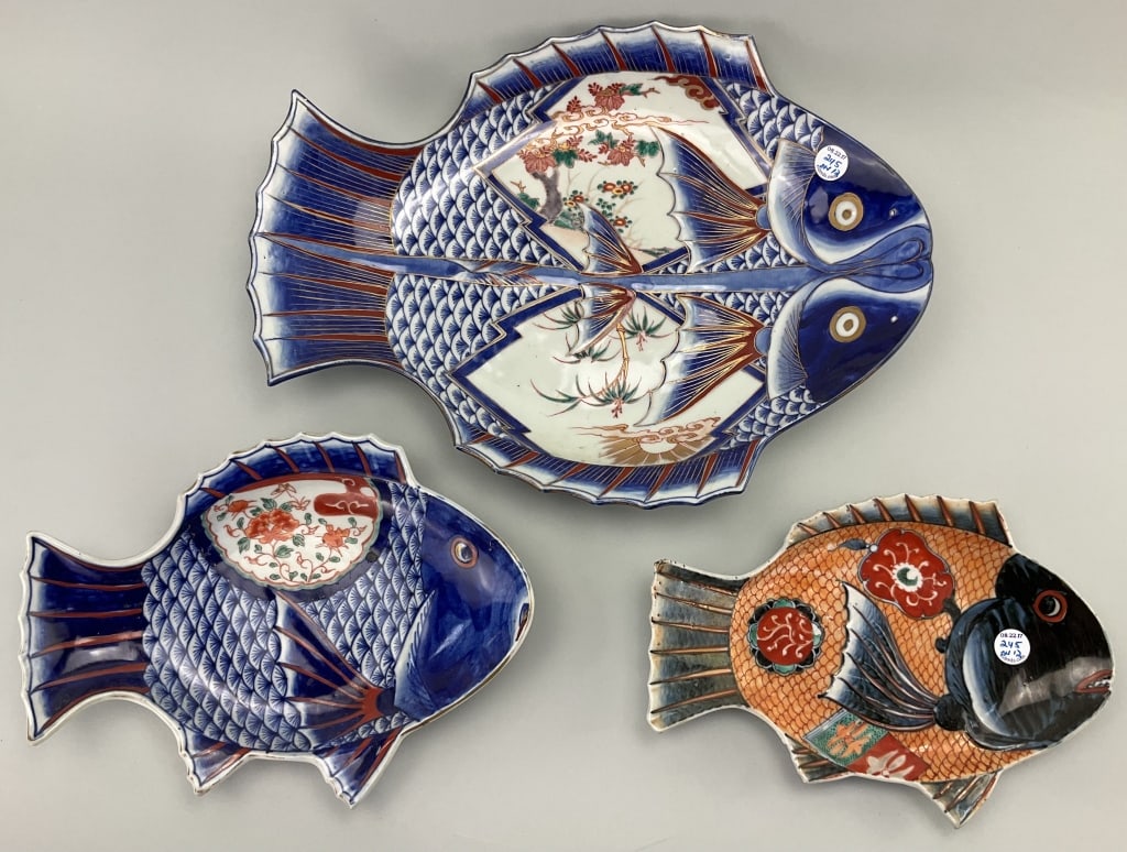 3 Antique Japanese Imari Fish Form Plates.: Largest piece measures 14 inches long by 10.5 inches wide. Group of three 19th century. Japanese Meiji Period fish form Imari porcelain serving plates in various sizes. Unsigned. Condition: Very good,