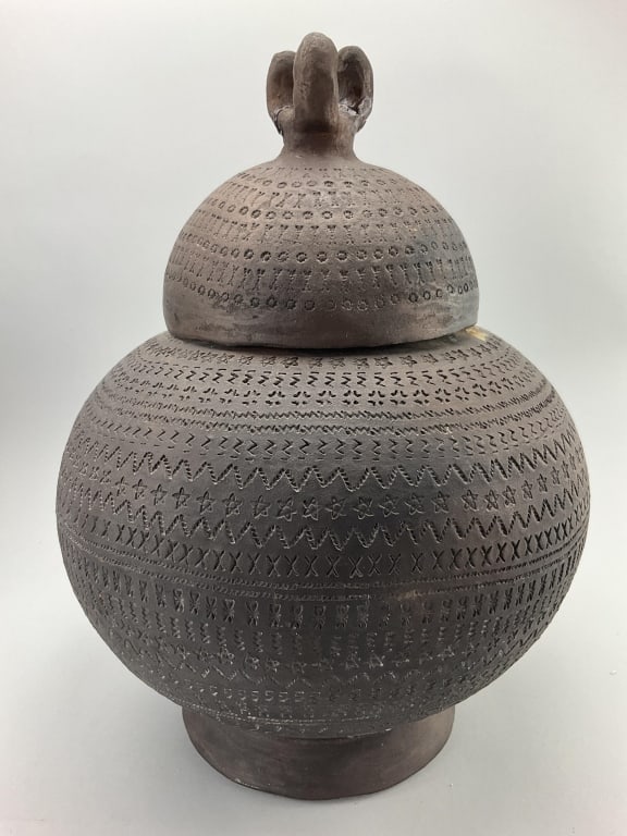 Antique Kalinga Pottery Batuk Jar with Cover. (1 of 8)