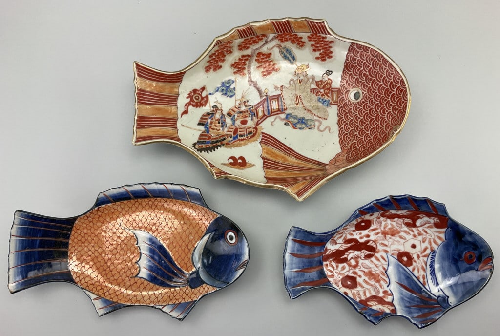 3 Antique Japanese Imari Fish-Form Plates.: Largest plate measures 12 inches long by 8.5 inches wide. Group of three 19th century Japanese Meiji Period fish form Imari porcelain serving plates in various sizes. Unsigned. Condition: Very good.**