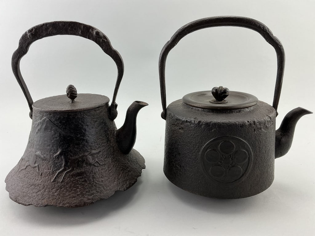 2 Antique Japanese Cast Iron Tetsubin Kettles. (1 of 18)