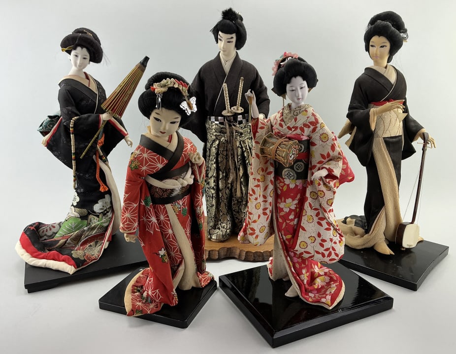 One Samurai & Four Japanese Geisha Vintage Dolls. (1 of 20)