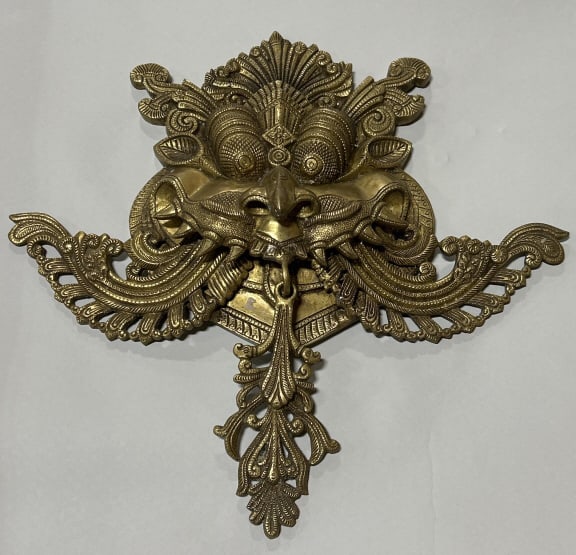 Indian Brass Yali Mask Wall Hanging.: Measures19 inches long x 18 inches tall. Mythology creature Nazar Battu brass spiritual Yali mask temple wall hanging. Condition: Good, no damage. **LOCAL PICKUP MUST BE BY APPT ONLY POSTAUCTION ONLY 