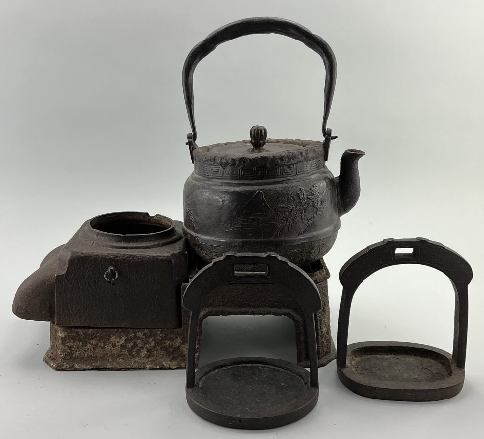 Antique Cast Iron Hibachi & 2 Stirrups. (1 of 19)