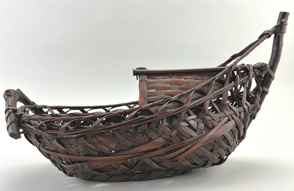 Japanese Boat Shaped Ikebana Bamboo Basket.: Measures 17 inches long. Likely Meiji period (1868-1912), hand-woven smoked bamboo (susutake) flower basket. Condition: Good, no damage. **LOCAL PICKUP MUST BE BY APPT ONLY POSTAUCTION ONLY ON SPECIFI
