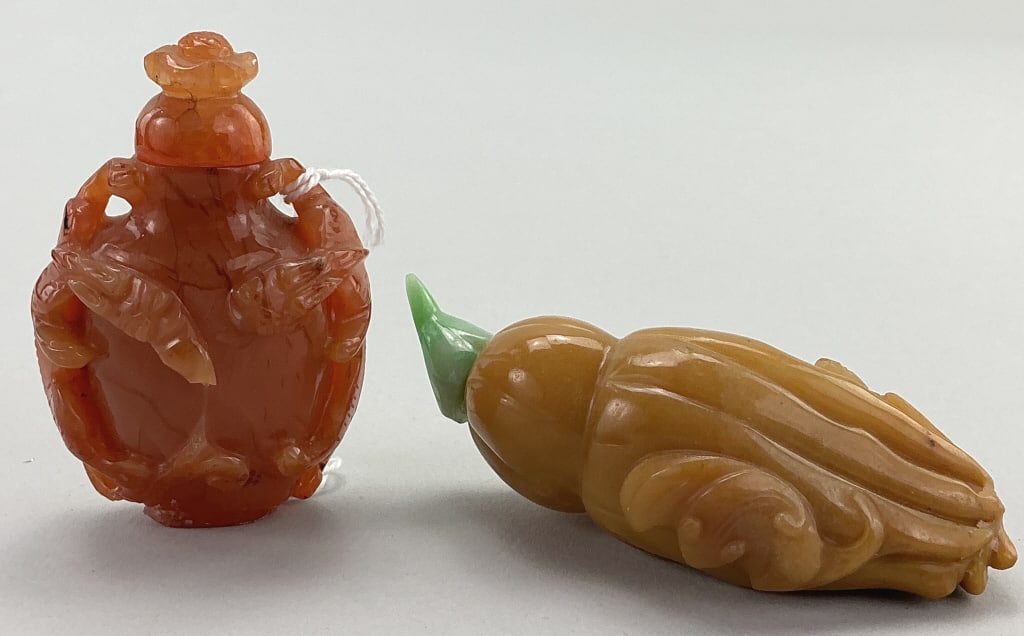 2 Antique Chinese Carved Agate Snuff Bottles. (1 of 11)