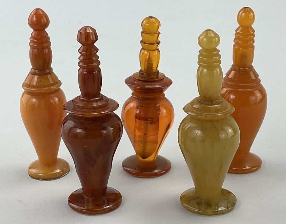 5 Vintage Chinese Agate and Amber Snuff Bottles.: Measure 3 inches high. Each turned baluster form with a circular feet. Condition: Very good. **LOCAL PICKUP MUST BE BY APPT ONLY POST AUCTION ONLY ON SPECIFIC DATES:CALL 717-272-7078 TO MAKE AN APPOIN