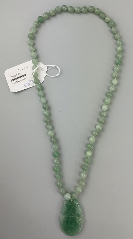 Vintage Chinese Carved Jade Beaded Necklace.: Measures 16.5 inches long. Carved celadon jade gourd pendant on a bead necklace. Condition: Very good. **LOCAL PICKUP MUST BE BY APPT ONLY POST AUCTION ONLY ON SPECIFIC DATES:CALL 717-272-7078 TO MAKE