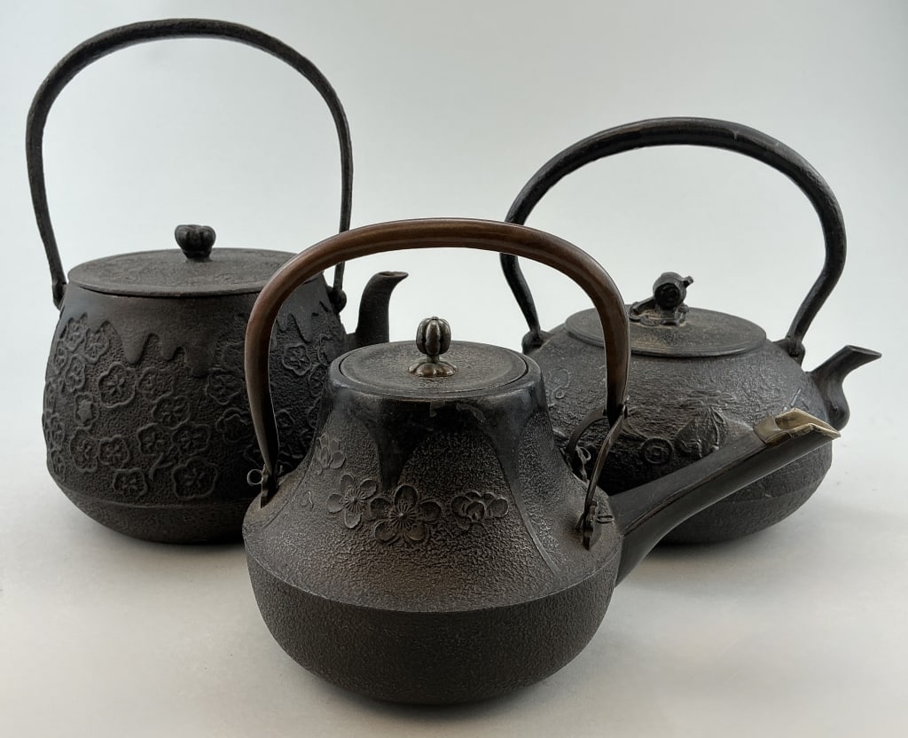3 Antique Japanese Cast Iron Tetsubin Kettles. (1 of 20)
