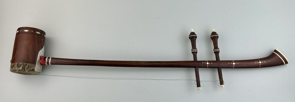 Thai Saw Duang Rosewood Stringed Spiked Fiddle. (1 of 10)
