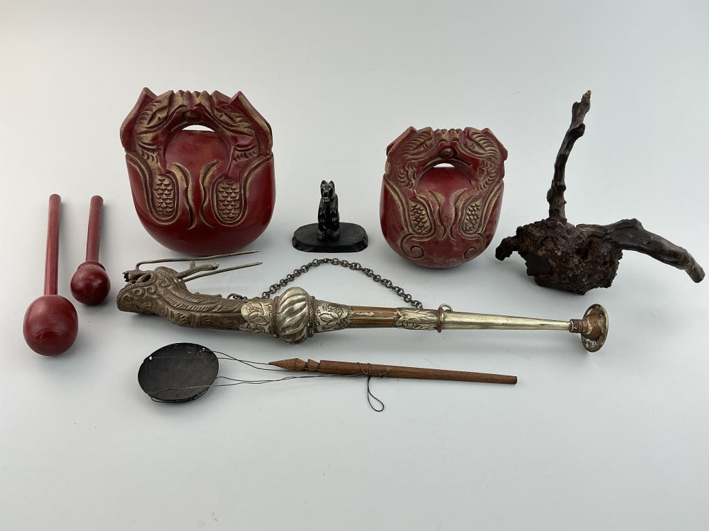 Vintage Tourist Trade Instruments & Souvenirs. (1 of 20)