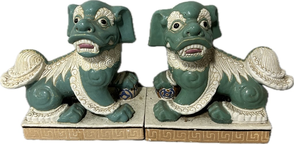 Pair of Vintage Chinese Ceramic Foo Dog Figures. (1 of 3)