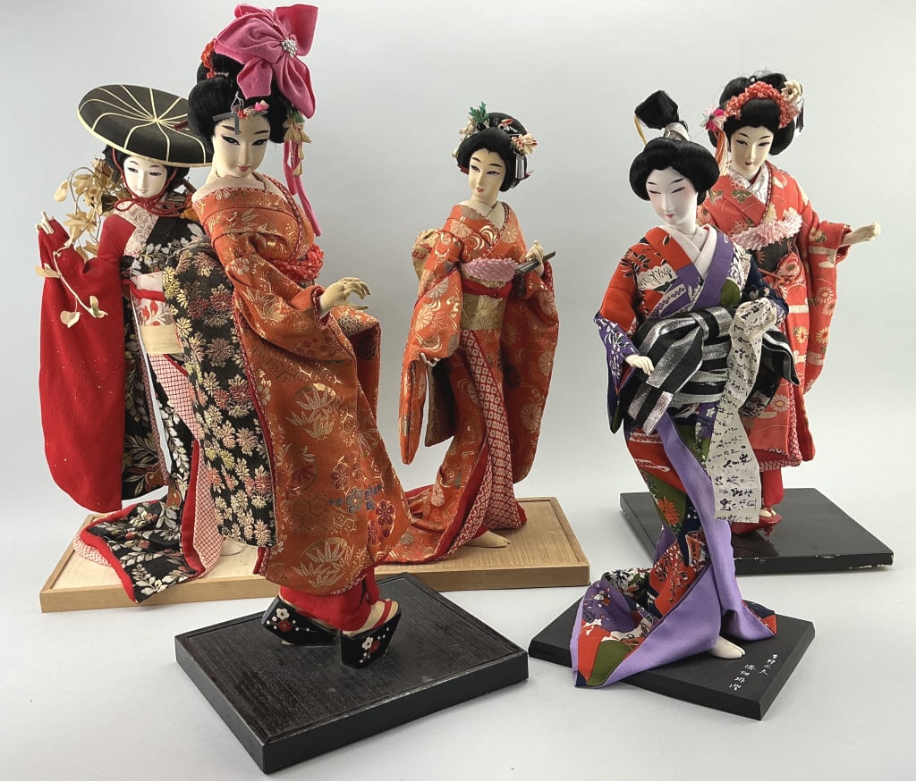 5 Japanese Ningyo Geisha/Oyama Dolls.: 19"H. These vintage dolls have a long history in Japan, used for formal gift-giving, household shrines, or festivals like Hinamatsuri (Doll festival). **LOCAL PICKUP MUST BE BY APPT ONLY POSTAUCTION O